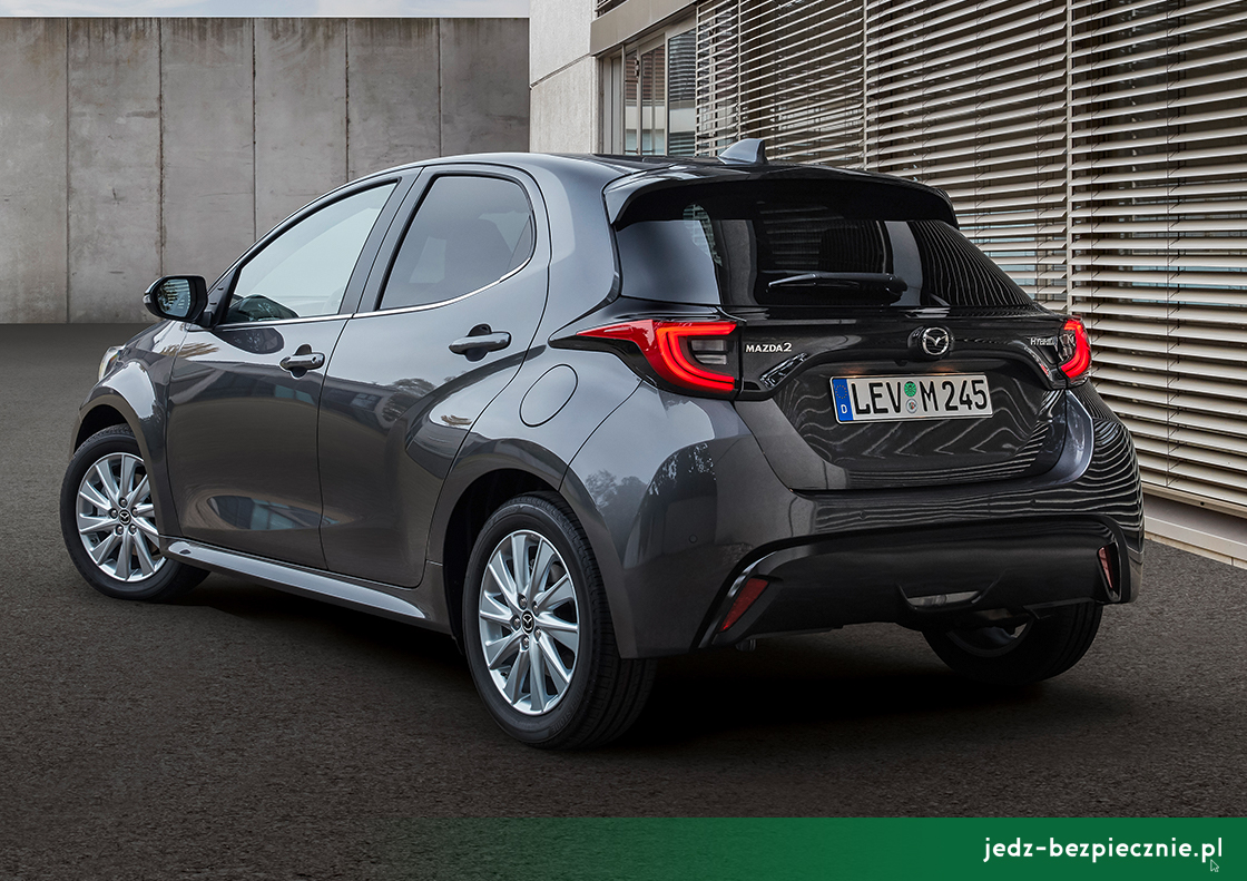 Premiera tygodnia - Mazda 2 mild-hybrid facelifting 2022 - tył auta w wersji z napędem miękkiej hybrydy